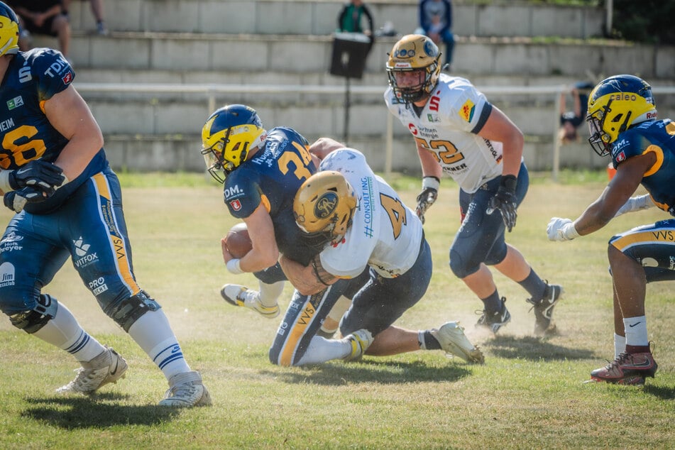 Logan Mobelini (M.) mit einem der fünf Dresdner Quarterback-Sacks.