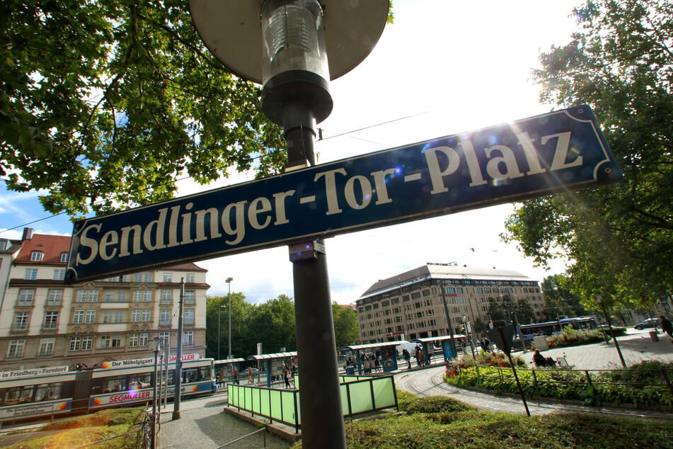 Nach dem Angriff am Sendlinger-Tor-Platz ermittelt die Polizei wegen räuberischen Diebstahls gegen vier Teenager. (Archivbild)