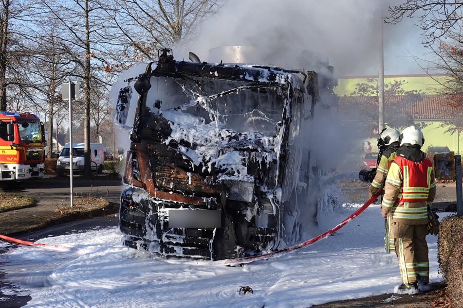 Mit Wasser und Schaum konnten die Einsatzkräfte den Brand unter Kontrolle bringen.