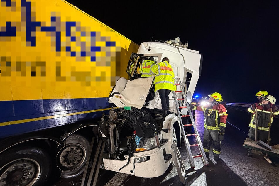 Rettungskräfte mussten einen der Fahrer aus seinem Lastwagen befreien.