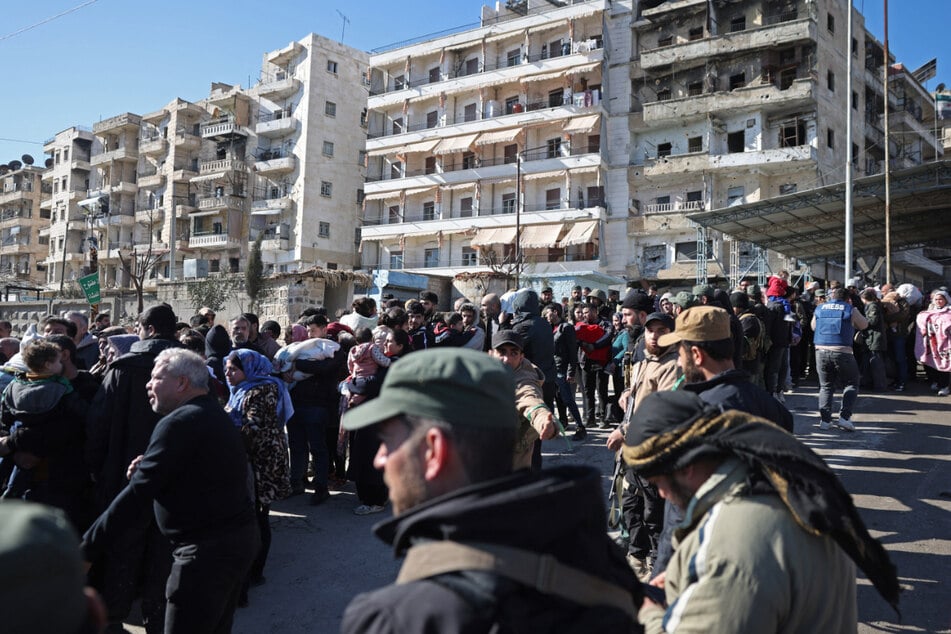 Bewohner des Stadtteils Sheikh Maqsud in Aleppo werden nach Zusammenstößen mit kurdischen Streitkräften von Angehörigen der syrischen Armee aus der Gefahrenzone gebracht.