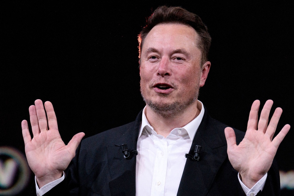 Elon Musk: Elon Musk heckled during surprise appearance at video game tournament
