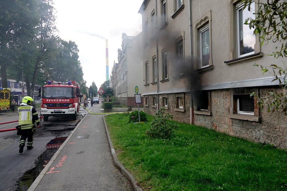 Dichter Rauch quoll aus einem Kellerfenster eines Hauses in der Chemnitztalstraße.