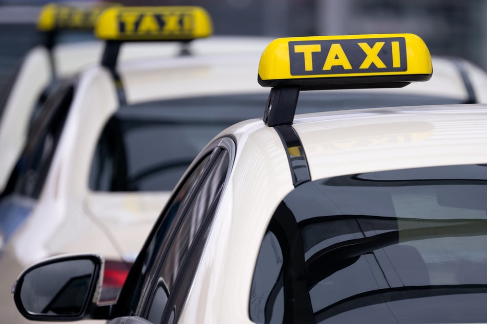 Eine Taxi-Fahrt in Wermelskirchen endete mit einem Polizeieinsatz und einer Strafanzeige. (Symbolbild)