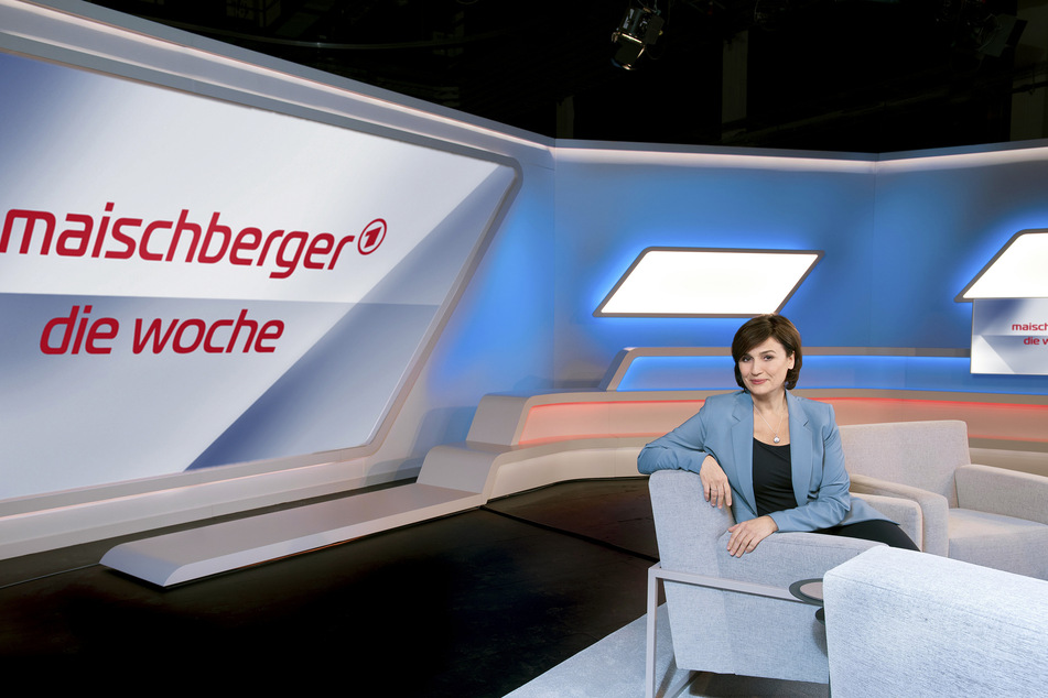 Sandra Maischberger (53), Gastgeberin und Moderatorin, in der Kulisse ihrer Sendung "Maischberger - Die Woche".