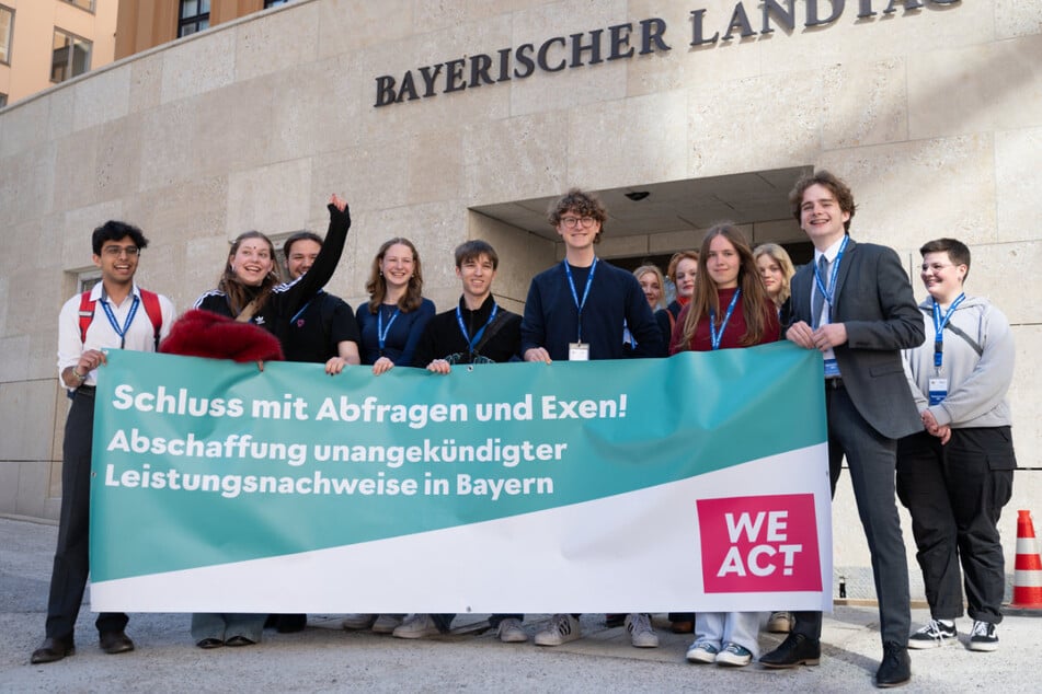 Schüler haben eine Petition mit Zehntausenden Unterschriften an die Vorsitzende des Bildungsausschusses im bayerischen Landtag übergeben.