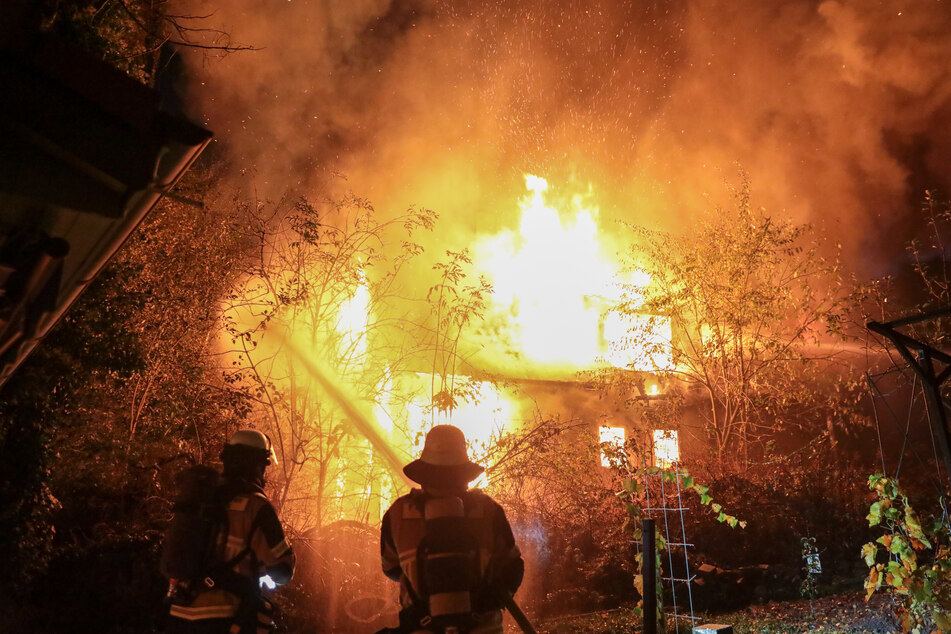 Die Flammen haben sich vollständig in dem Solinger Einfamilienhaus ausgebreitet.