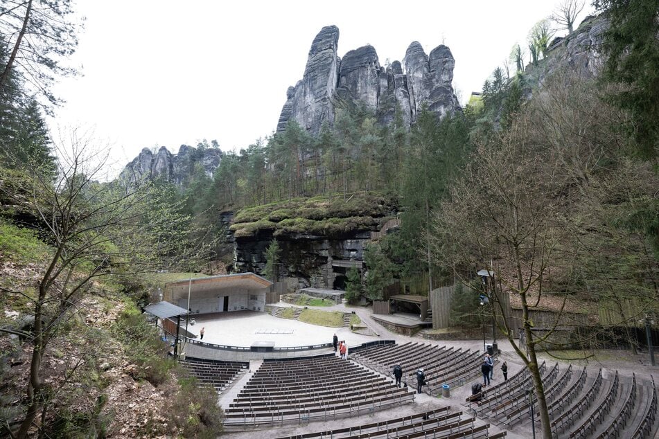 In der Nähe der Felsenbühne Rathen stürzten mehrere Bäume um. Aufgrund des Vorfalls musste die geplante Vorstellung abgesagt werden.