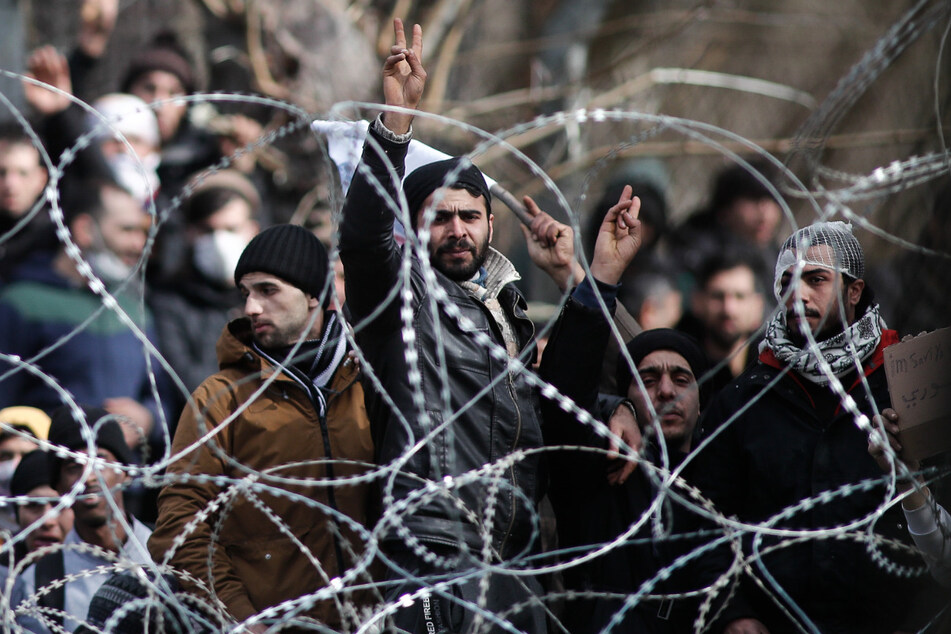 Migranten an der griechisch-türkischen Grenze 02.03.2020, Griechenland, Orestiada: Migranten und Flüchtlinge versammeln sich hinter einem Drahtzaun an der Grenze zwischen Griechenland und der Türkei in der Nähe des geschlossenen Grenzübergangs Kastanies. Tausende versammelten sich dort in der Nähe des Flusses Evros um nach Griechenland zu gelangen.