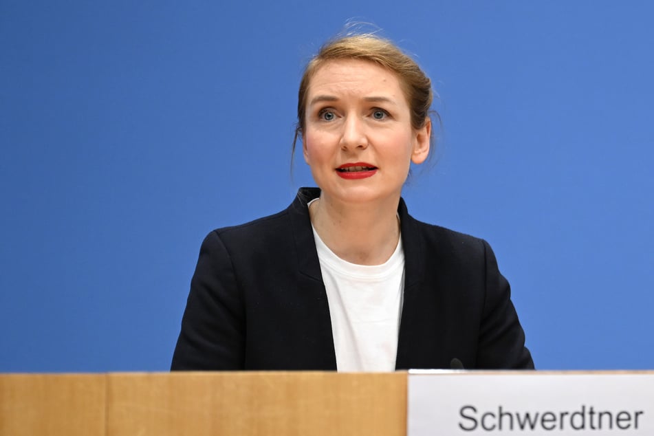 Linke-Chefin Ines Schwerdtner (36).