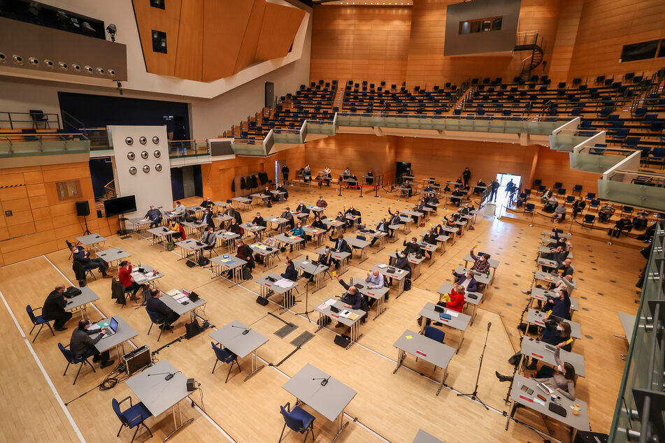 Der Stadtrat von Halle kam am Mittwoch zu seiner Sondersitzung in der Händelhalle zusammen. Dabei ging es im nicht-öffentlichen Teil um einen Antrag zur Suspendierung von Oberbürgermeister Wiegand (64, parteilos).