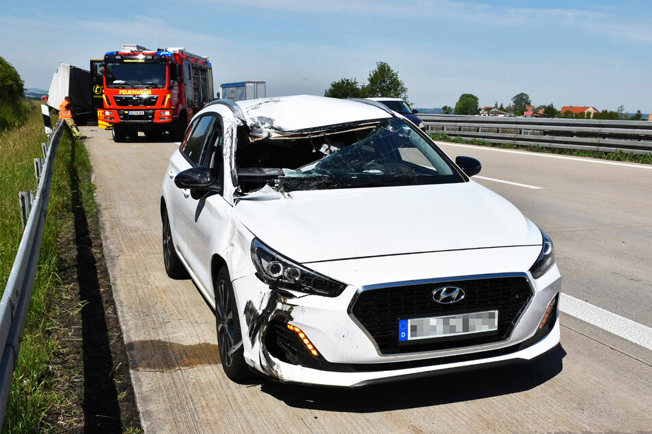 Eingedrücktes Dach und Windschutzscheibe. Der Hyundai fuhr noch einige Meter so demoliert.