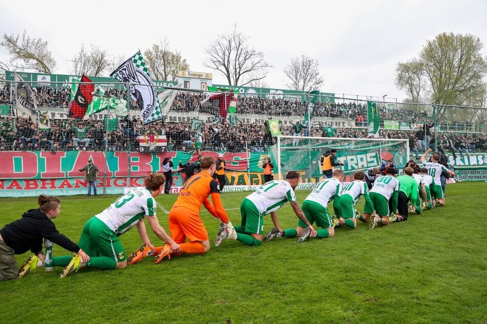 Seltene Bilder in dieser Saison bei Chemie Leipzig. Mannschaft und Fans konnten nach dem Derbysieg absolut entspannt feiern.