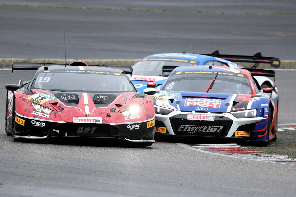 Maximilian Paul (l.) macht in seinem Lamborghini Huracan GT3 Evo2 die Gasse zu und behauptet so seine Führung.