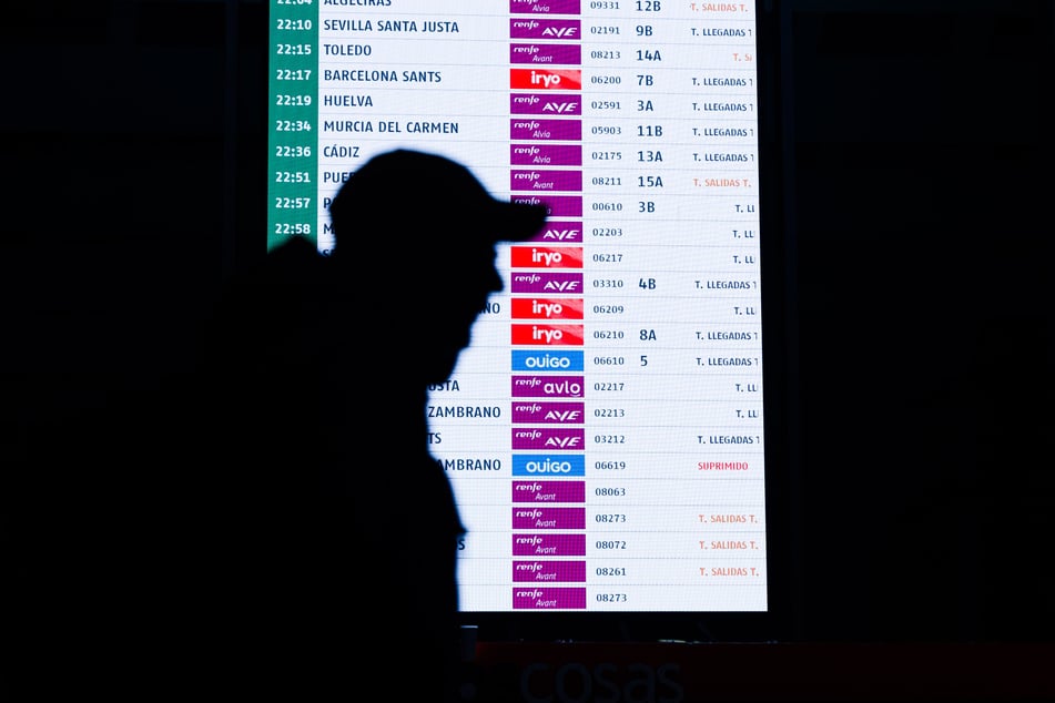 Eine Anzeigentafel im Bahnhof Madrid-Puerta de Atocha-Almudena Grandes. Nach dem schweren Zugunglück ist bis in den Montag mit Verspätungen zu rechnen.