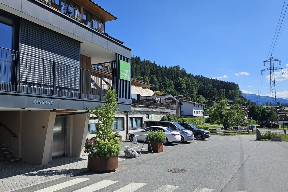 Vom Hotel aus gibt es eine herrliche Sicht auf Wälder und Berge.