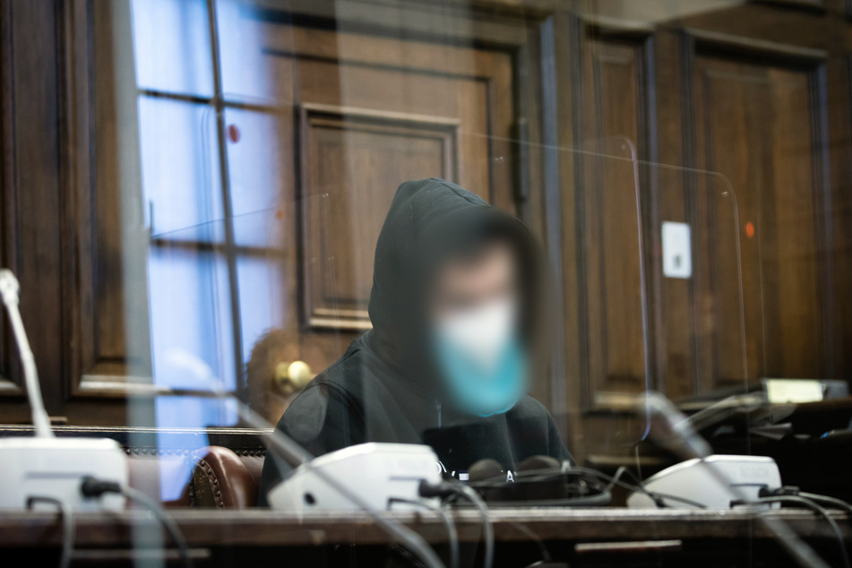 Der inzwischen 30 Jahre alte Beschuldigte sitzt im Gerichtssaal des Strafjustizgebäudes.