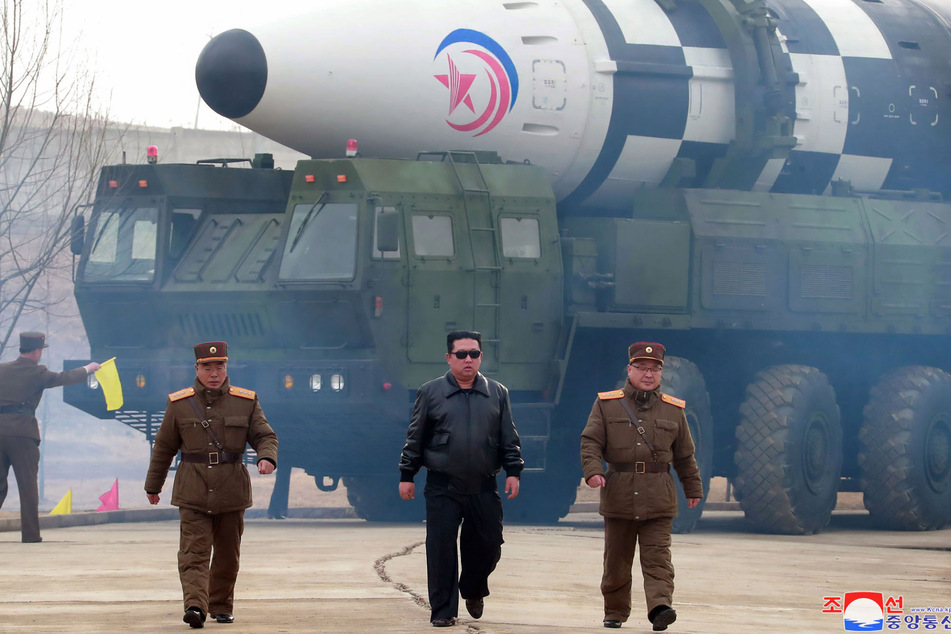 Nordkoreas Diktator Kim Jong-un (38, Mitte) protzt gerne mit seinen Waffen. Am heutigen Samstag hat er wieder zwei Raketen starten lassen.