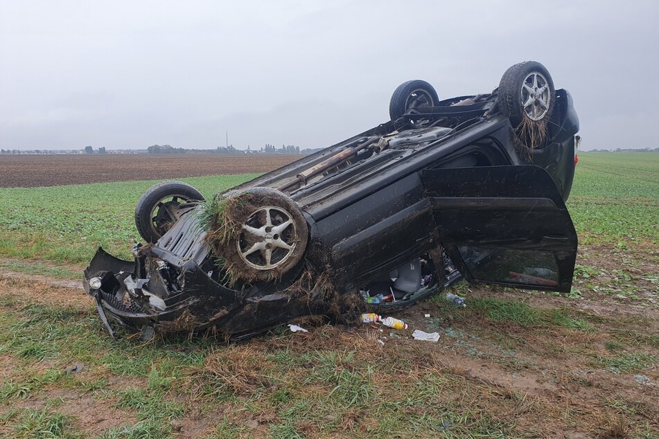 Der schwarze Dacia blieb nach dem Unfall auf dem Dach liegen.