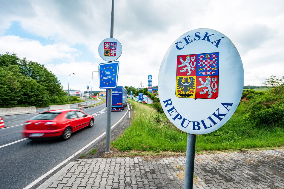 An der Grenze zu Tschechien kontrollierten Polizisten Autofahrer (Symbolbild).