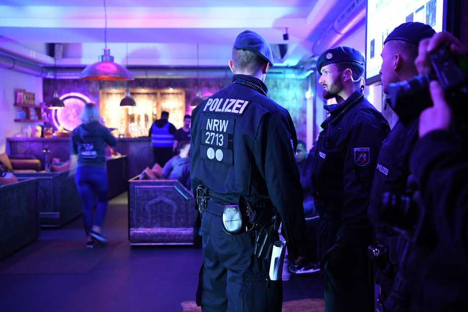 Druck machen: Polizisten bei einer Razzia gegen Clan-Kriminalität in einer Shisha-Bar. (Archivbild)