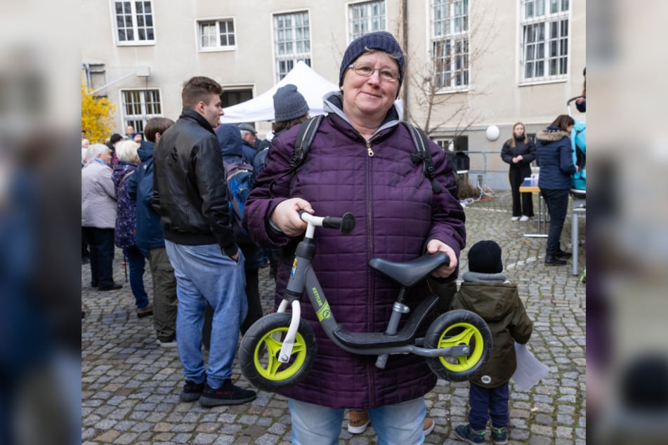 Sylke Johne (61) erfuhr aus der Zeitung von der Versteigerung. Das Fahrrad ist eine Überraschung für ihren Enkel.