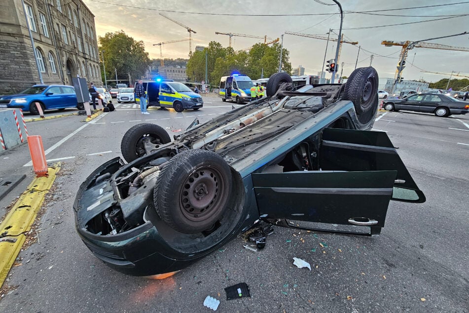 Unfall in Stuttgart: Auto überschlägt sich im Zentrum