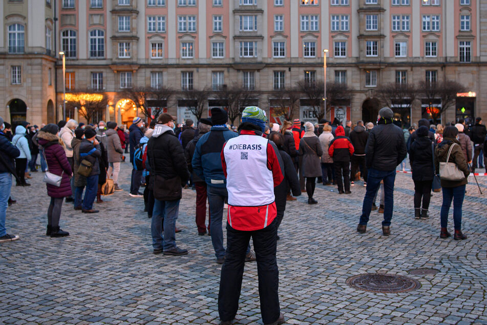 Teilnehmer einer "Querdenker"-Demo stehen in Dresden auf dem Altmarkt.