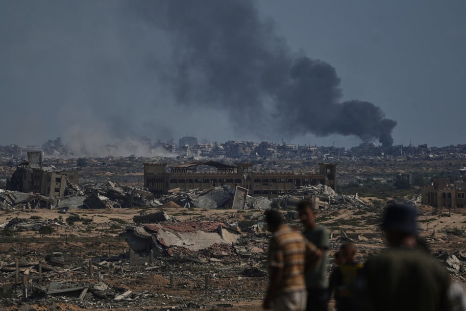 Nach einem israelischen Militärschlag in Gaza steigt Rauch in den Himmel, gesehen vom zentralen Gazastreifen aus.