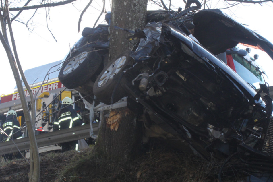 Horror-Unfall auf Autobahn: Audi wird 25 Meter durch die Luft geschleudert und kracht gegen Baum
