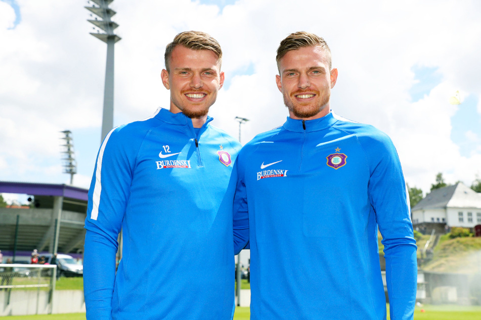 Und wer ist jetzt wer? Steve Breitkreuz (29, l.) sorgte mit seinem Zwillingsbruder Patrick (hier als Testspieler beim FCE am 25. Juni 2018) auch schon bei Hertha BSC II für Verwirrung, weil die Zuschauer sie oft nicht auseinanderhalten konnten.