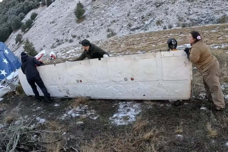 Die Gruppe baut in der neuesten Folge das Flugzeugwrack zu einem Camp aus, um vor der Kälte geschützt zu sein.