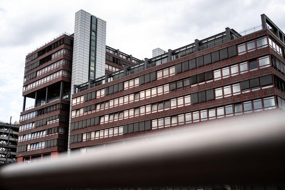 Das technische Rathaus in Köln: Am Montagmorgen sorgte eine imitierte Pressemitteilung der Stadt für Verwirrung.
