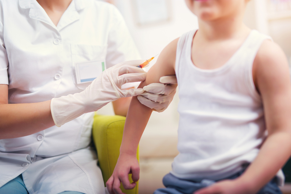 Die Zulassung eines Corona-Impfstoffs für Kinder und Jugendliche wäre nach Einschätzung eines Kinderklinikleiters ein großer Schritt nach vorne. (Symbolbild)