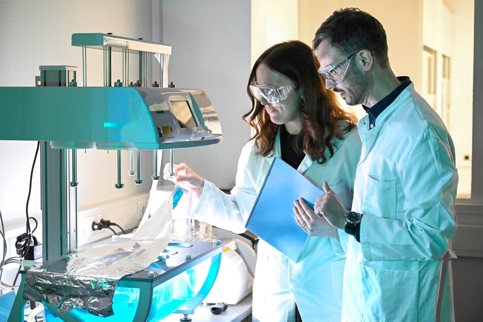 Rebecca Siegert (42) und Dr. Marco Nousch (46) in einem CUP-Labor an einer analytischen Anlage.