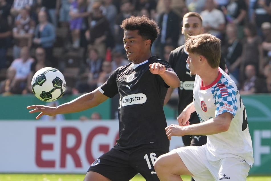 FCSP-Neuzugang Joel Chima Fujita (23, l.) verschoss im Pokalspiel gegen Norderstedt zwei Elfmeter.