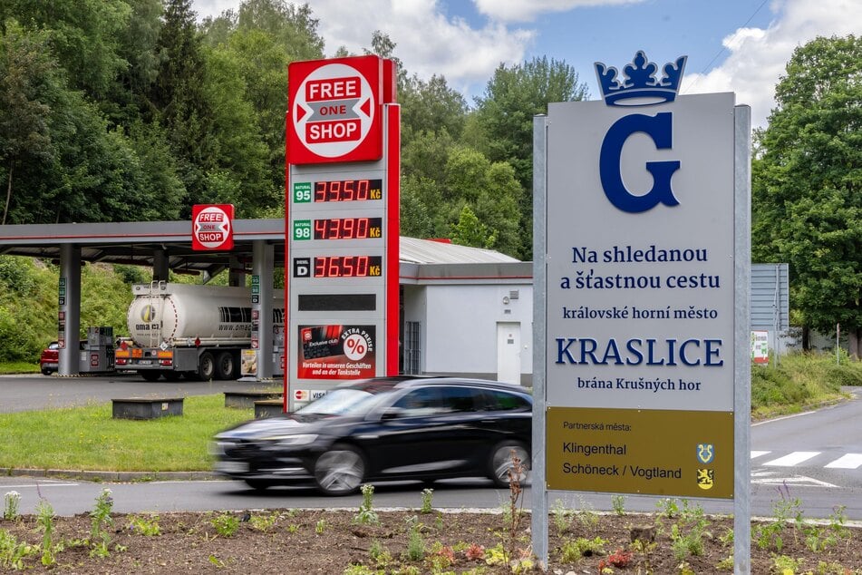 Die Ruhe vor dem Sturm: Ein Tanklaster befüllt die erste Tankstelle hinter der Tschechengrenze.