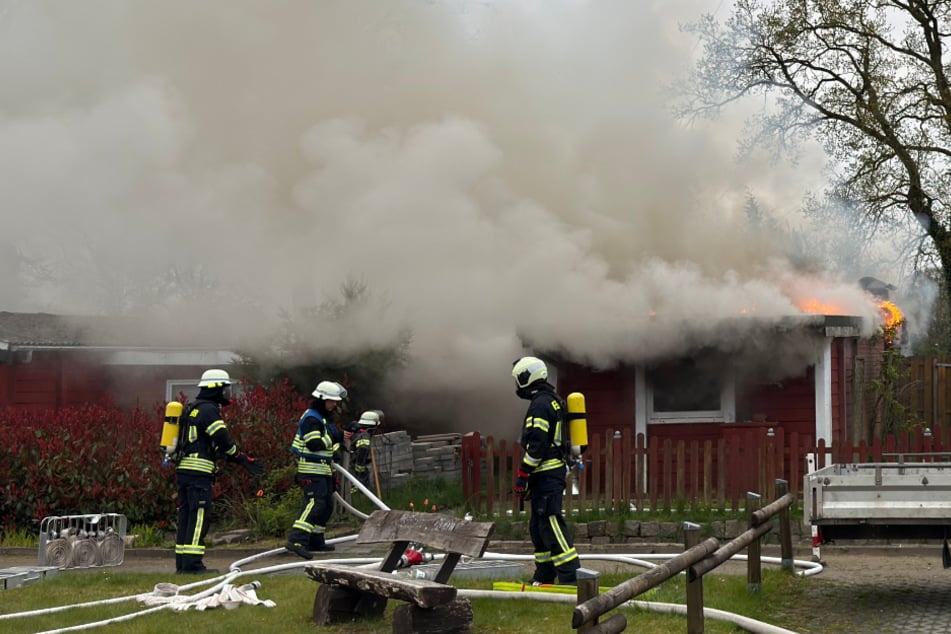 In einer Kleingartenkolonie in Aurich brannte am Samstagmorgen eine Parzelle lichterloh.