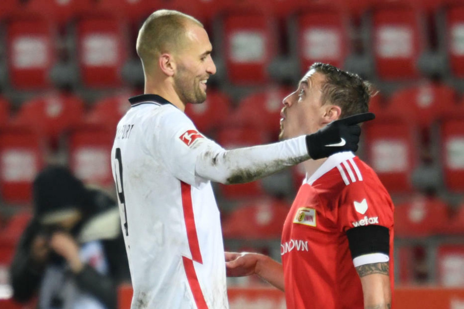 Max Kruse (32, r.) unterhält sich nach dem Spiel mit Stürmer-Kollege Bas Dost (31), der neidlos das Traumtor des Berliner Angreifers anerkannte.