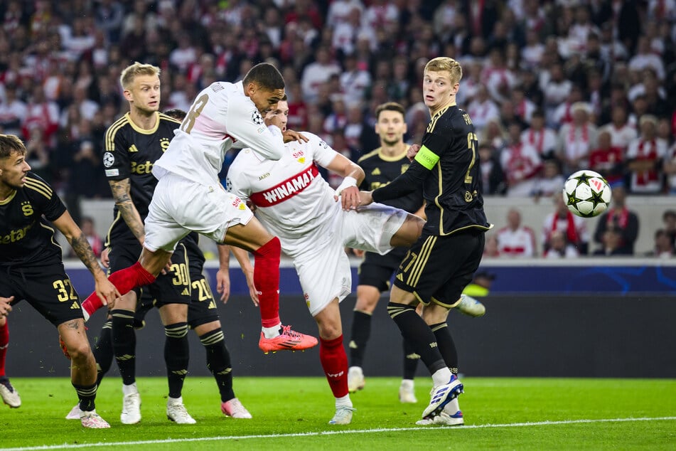 Enzo Millot (vorn) köpft zum Stuttgarter 1:0 ein.