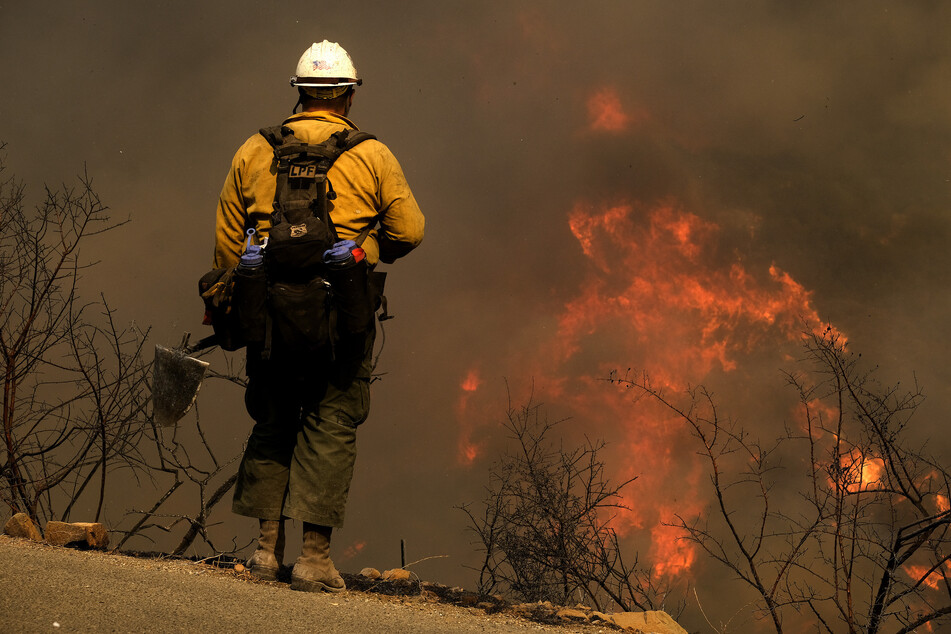 Ein Waldbrand, der in den südkalifornischen Küstengebirgen wütet, bedrohte Ranches und ländliche Häuser und sorgte am Mittwoch für eine Sperrung einer wichtigen Autobahn.