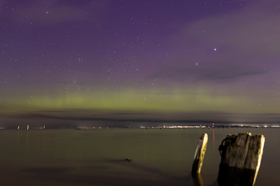 Der Himmel über Australien und Neuseeland färbte sich in Pink-, Rot- und Grüntönen.