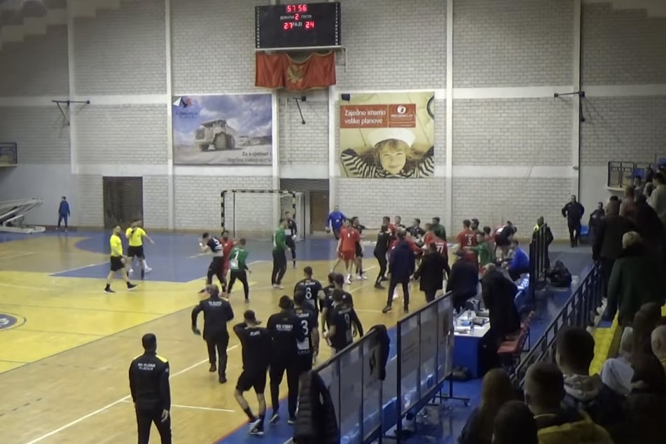 Erschreckende Szenen: Die Spieler beider Teams prügeln aufeinander ein.