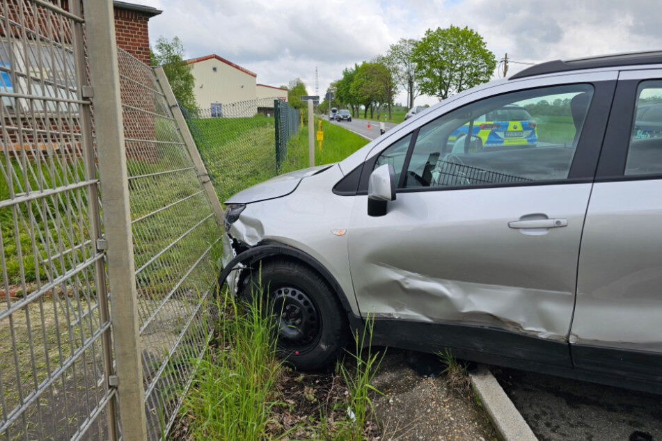 Der Opel krachte nach dem Unfall gegen den Zaun eines angrenzenden Grundstücks.