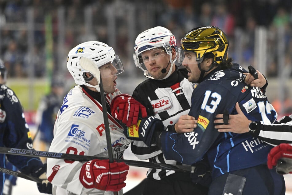 Adam Helewka (r.) war nach der deftigen Pleite nicht gut drauf.