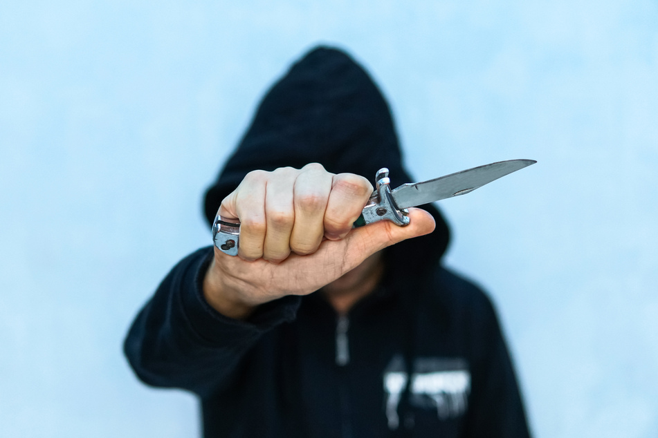 In Köln-Weiß wurde eine Fußgängerin bei einem versuchten Raubüberfall mit einem Messer verletzt (Symbolbild).