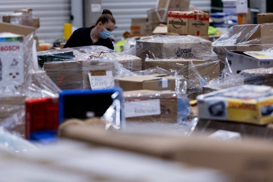 Eine freiwillige Helferin in einem Logistiklager des Deutschen Rotes Kreuz: Neben Geld gab es auch unglaublich viele Sachspenden für die Opfer der Flutkatastrophe.