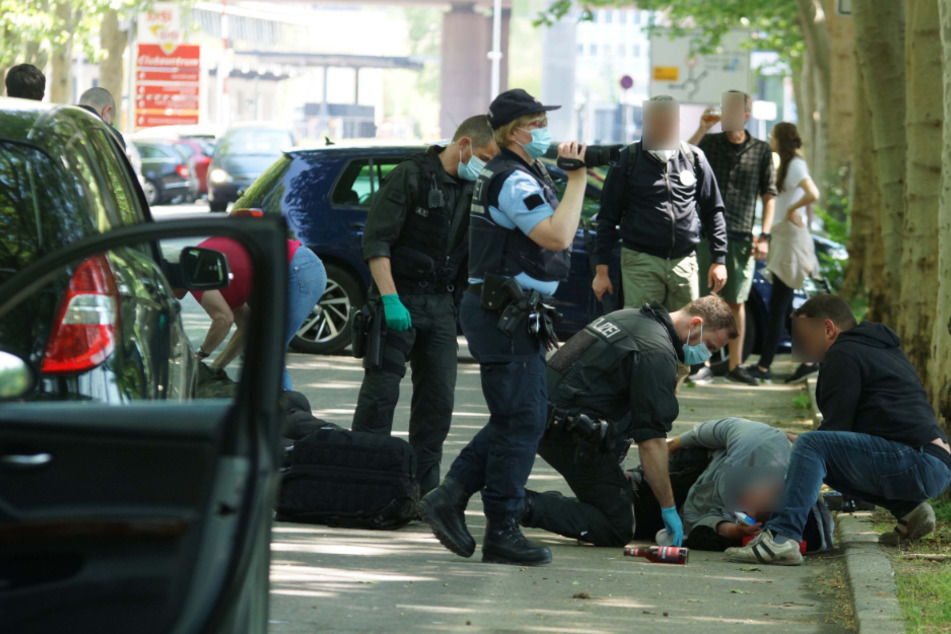 Mai 2020: Nach der Attacke kümmern sich Polizisten um ein Opfer.