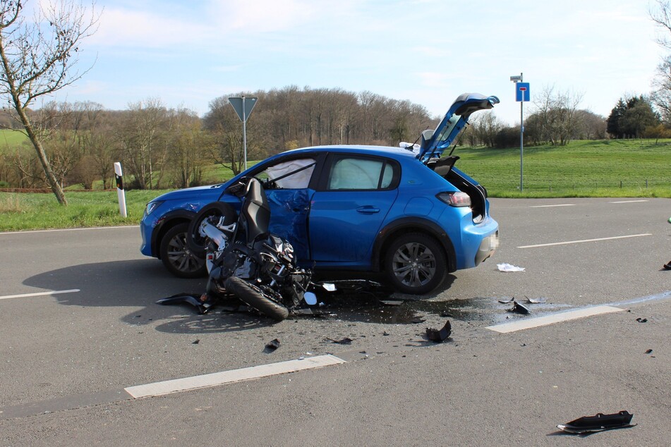 Bei einem Unfall in Leichlingen (NRW) wurde ein Motorradfahrer (20) schwer verletzt.