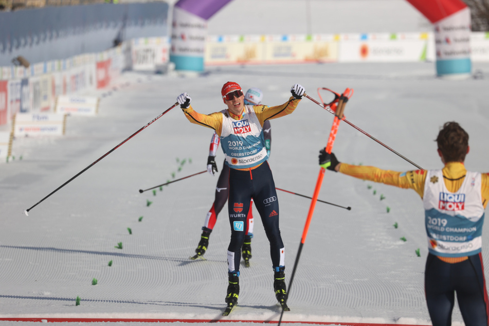 Freudenstürme im Ziel bei Eric Frenzel (32), der einen grandiosen Schlussspurt hinlege und seinem Team-Mitglied Fabian Rießle (30) über Bronze.